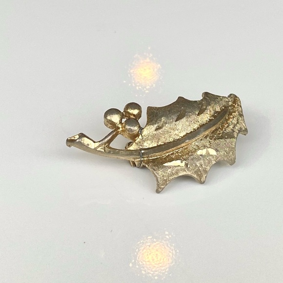 Vintage Mamselle Brooch Pin Gold Tone Holly Berry Sprig Leaf Christmas Holiday - Picture 6 of 6